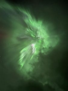 Das Bild zeigt Farbexplosion am dunklen Nachthimmel