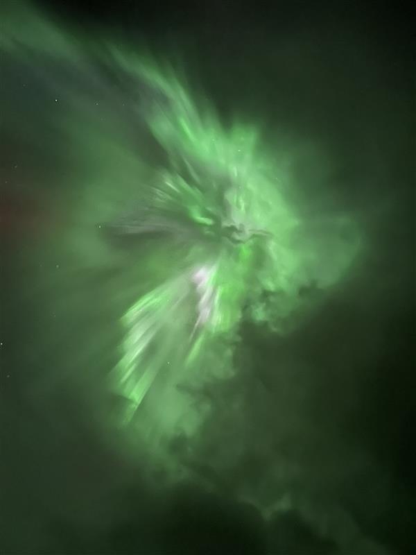 Das Bild zeigt Farbexplosion am dunklen Nachthimmel